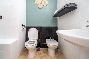 Dusch, bidé, handdukar och toalettpapper