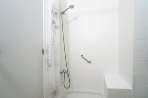 Shower, bidet, towels, toilet paper - Apartment San Pedro, Los Cuarteros, 5 min. from the beach (Los Cuarteros)