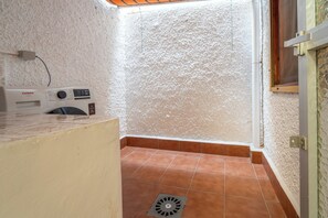 A bathroom with a shower, a sink, and a window. - Apartment San Pedro, Los Cuarteros, 5 min. from the beach (Los Cuarteros)