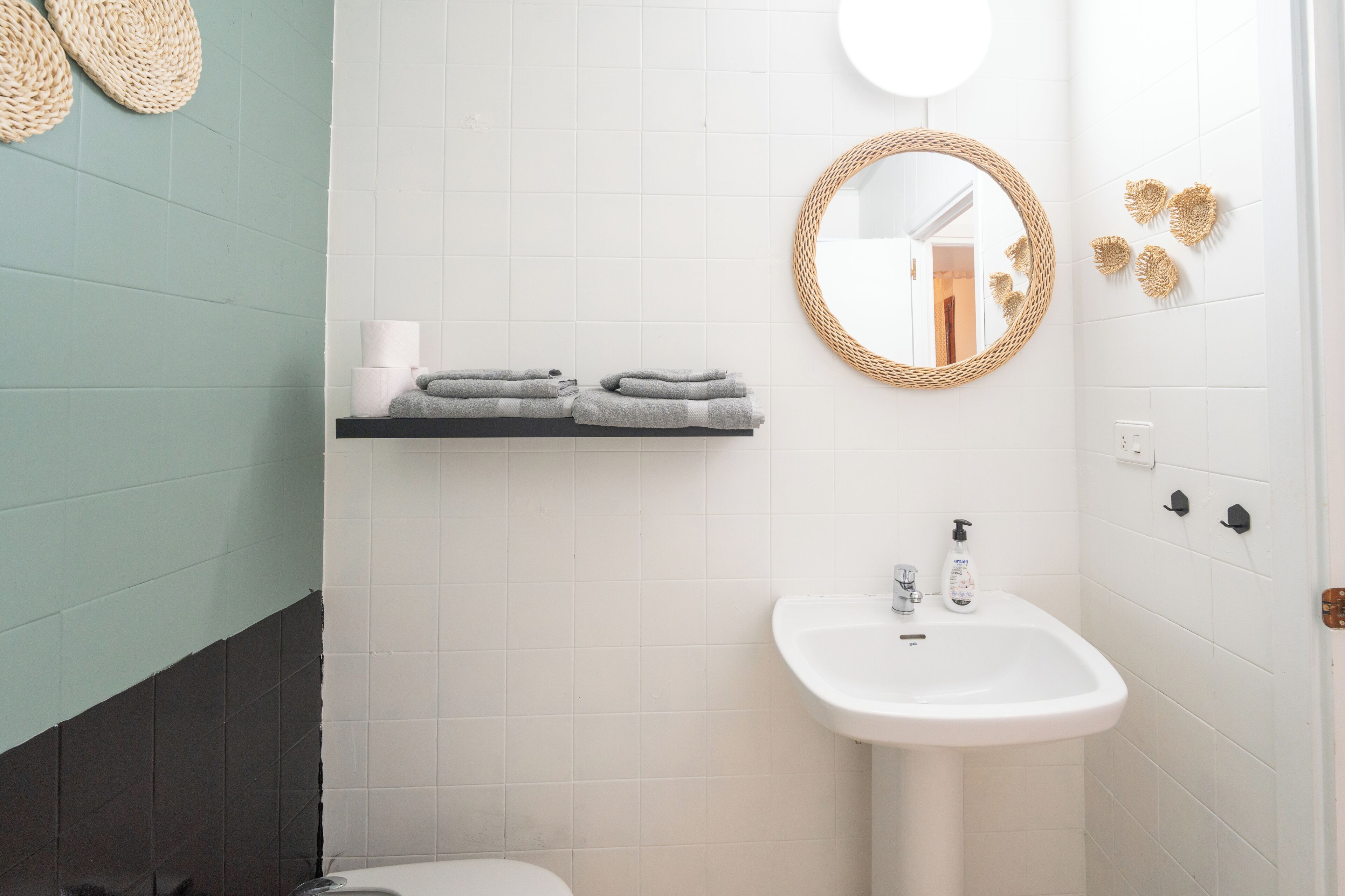 Shower, bidet, towels, toilet paper