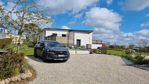 Property grounds - Villa with indoor pool 150m from the beach (Plounéour-Brignogan-plages)