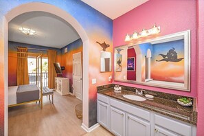2 bedrooms, iron/ironing board, free WiFi, bed sheets - Storybook Stay Minutes from Disney (Winter Garden)