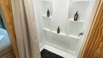 Chuveiro, secador de cabelo, toalhas de banho, sabonete