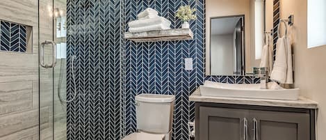 Douche, serviettes fournies, savon, papier de toilette