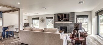 Modern Farmhouse I Quite Escape w/ Vibrant Kitchen