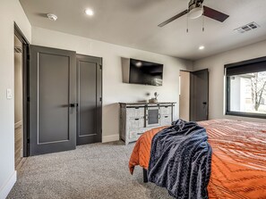 3 bedrooms, WiFi, bed sheets - Modern Farmhouse I Quite Escape w/ Vibrant Kitchen (Owasso)