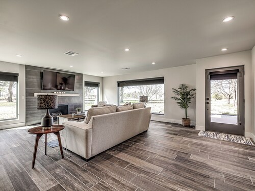 Modern Farmhouse I Quite Escape w/ Vibrant Kitchen