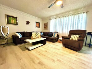 Living area - 4-bedroom house in Beautiful Delray Beach ! (Delray Beach)