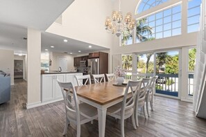 Dining - Slip into island time the moment you arrive at Poppy’s Paradise (Captiva)