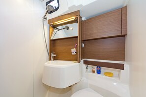 Shower - Sun-Kissed Sailing Adventure in Islas Sarónicas (Alimos)