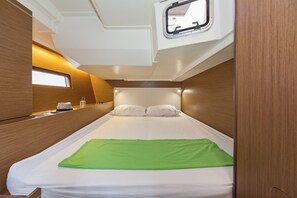 4 bedrooms, in-room safe - Sun-Kissed Sailing Adventure in Islas Sarónicas (Alimos)