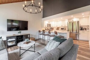 TV, offices - Loon's Nest 3BDR | Pool, Hot Tub, Tennis Access (Lincoln)