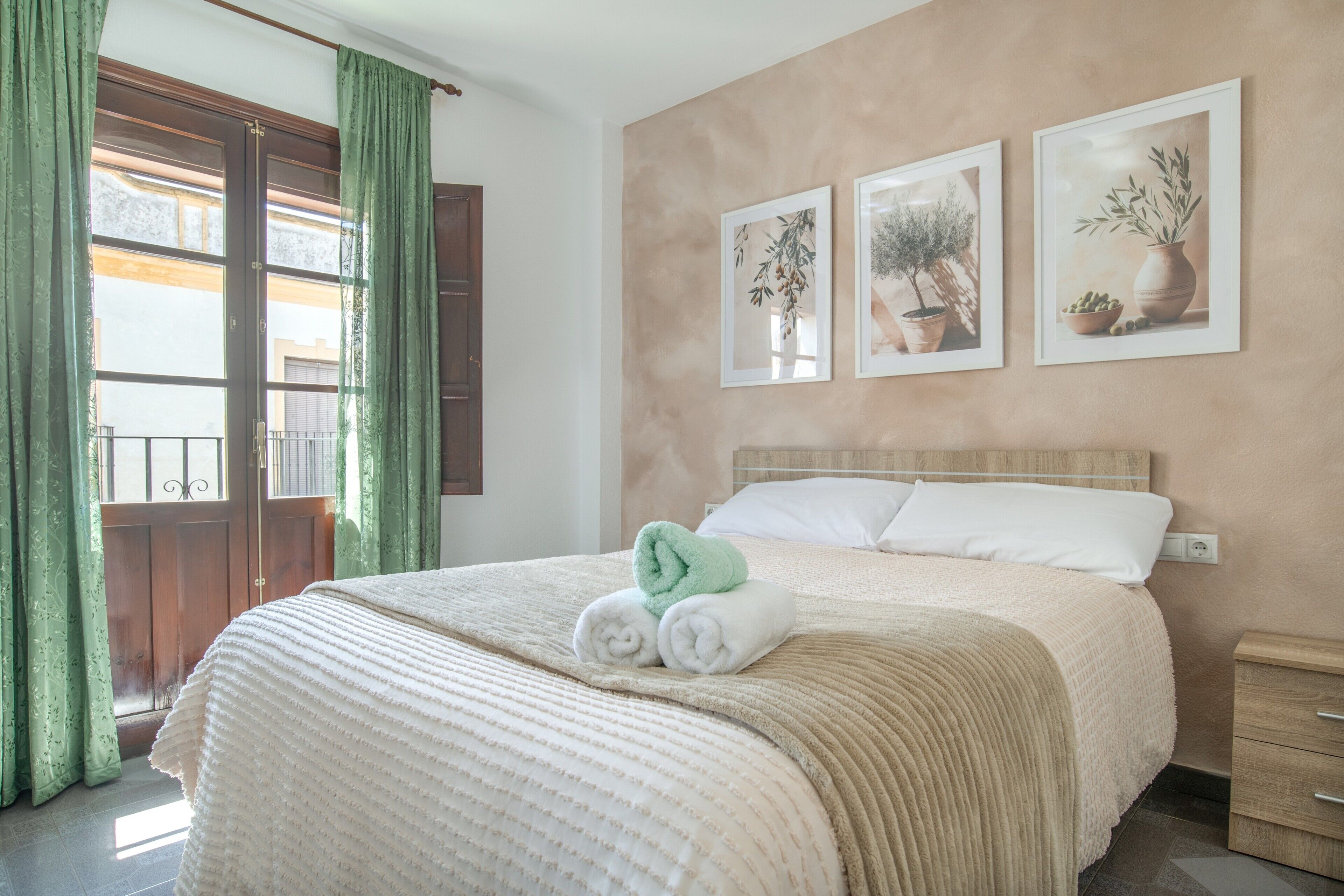 1 dormitorio, tabla de planchar con plancha, wifi y ropa de cama