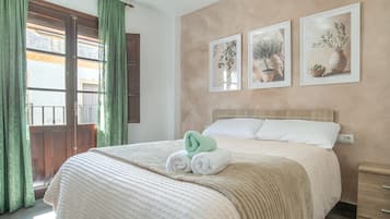 1 dormitorio, tabla de planchar con plancha, wifi y ropa de cama