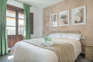 1 slaapkamer, een strijkplank/strijkijzer, wifi, beddengoed