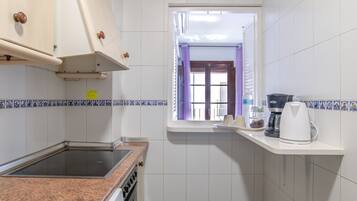 Frigorífico, microondas, horno y placa de cocina