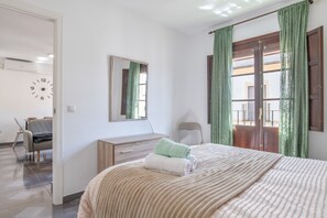 1 dormitorio, tabla de planchar con plancha, wifi y ropa de cama