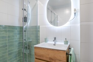 Ducha, secador de pelo y toallas
