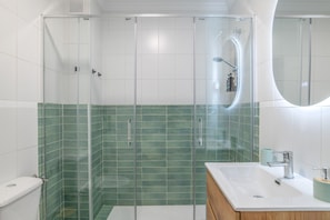 Dusche, Haartrockner, Handtücher