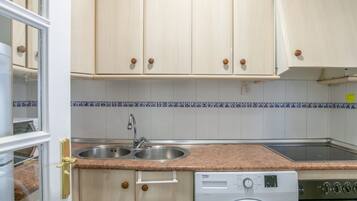 Frigorífico, microondas, horno y placa de cocina