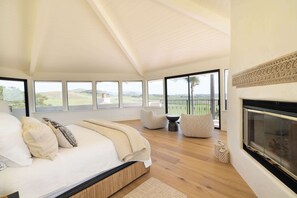 5 bedrooms, desk, iron/ironing board, travel cot - Estate at Laetitia Winery + Pool,Hot Tub,Sleeps 14 (Nipomo)