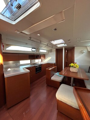 Private kitchen - Sun-Kissed Sailing Adventure in Islas Sarónicas (Alimos)