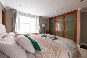 5 bedrooms, desk, iron/ironing board, free WiFi - Prime Kensington Private Townhouse-Central London (London)