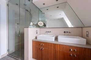 Shower, jetted bath, eco-friendly toiletries, hair dryer - Prime Kensington Private Townhouse-Central London (London)