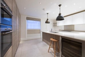 Fridge, microwave, oven, stovetop - Prime Kensington Private Townhouse-Central London (London)