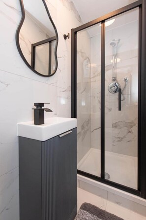 Hair dryer, towels, soap, shampoo - Elegant South Kensington Duplex 4-Bed Luxury Stay (London)