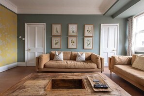 Smart TV, fireplace - Elegant South Kensington Duplex 4-Bed Luxury Stay (London)