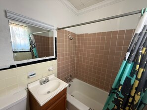 Free toiletries, hair dryer, towels - Railroad Inn Amory Near Tupelo Ms (Amory)