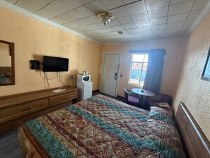 Escritorio, wifi gratis y ropa de cama 