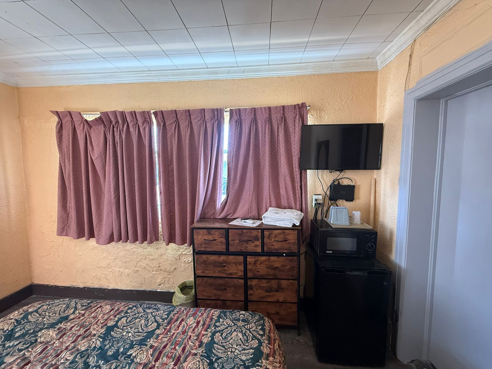 Escritorio, wifi gratis y ropa de cama 