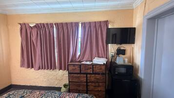 Escritorio, wifi gratis y ropa de cama