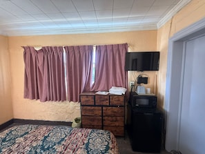 Desk, free WiFi, bed sheets - Railroad Inn Amory Near Tupelo Ms (Amory)