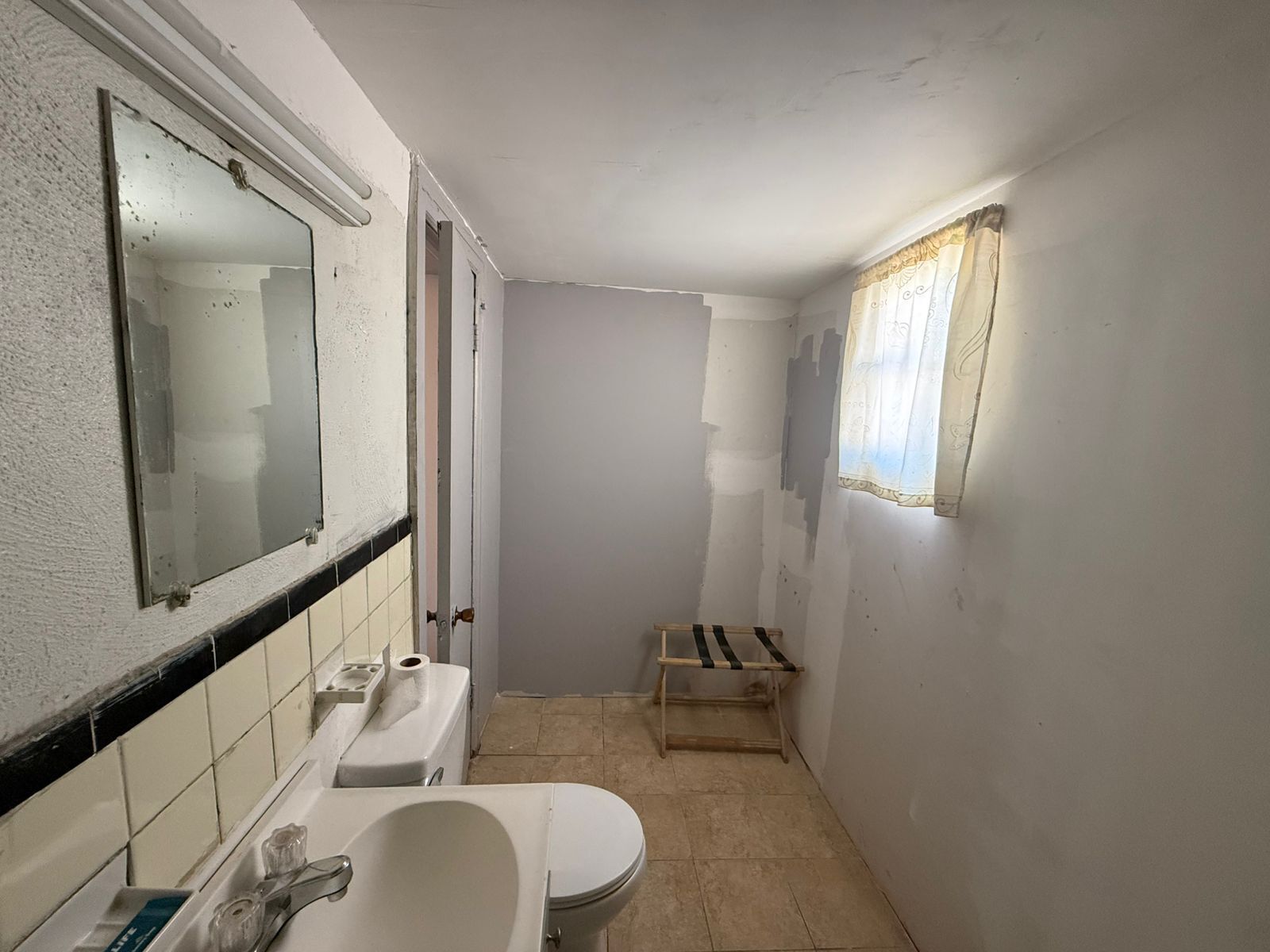Amenidades de baño gratuitas, secadora de cabello, toallas 