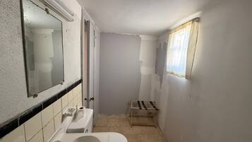 Amenidades de baño gratuitas, secadora de cabello, toallas