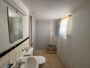 Free toiletries, hair dryer, towels - Railroad Inn Amory Near Tupelo Ms (Amory)