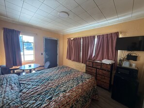 Desk, free WiFi, bed sheets - Railroad Inn Amory Near Tupelo Ms (Amory)