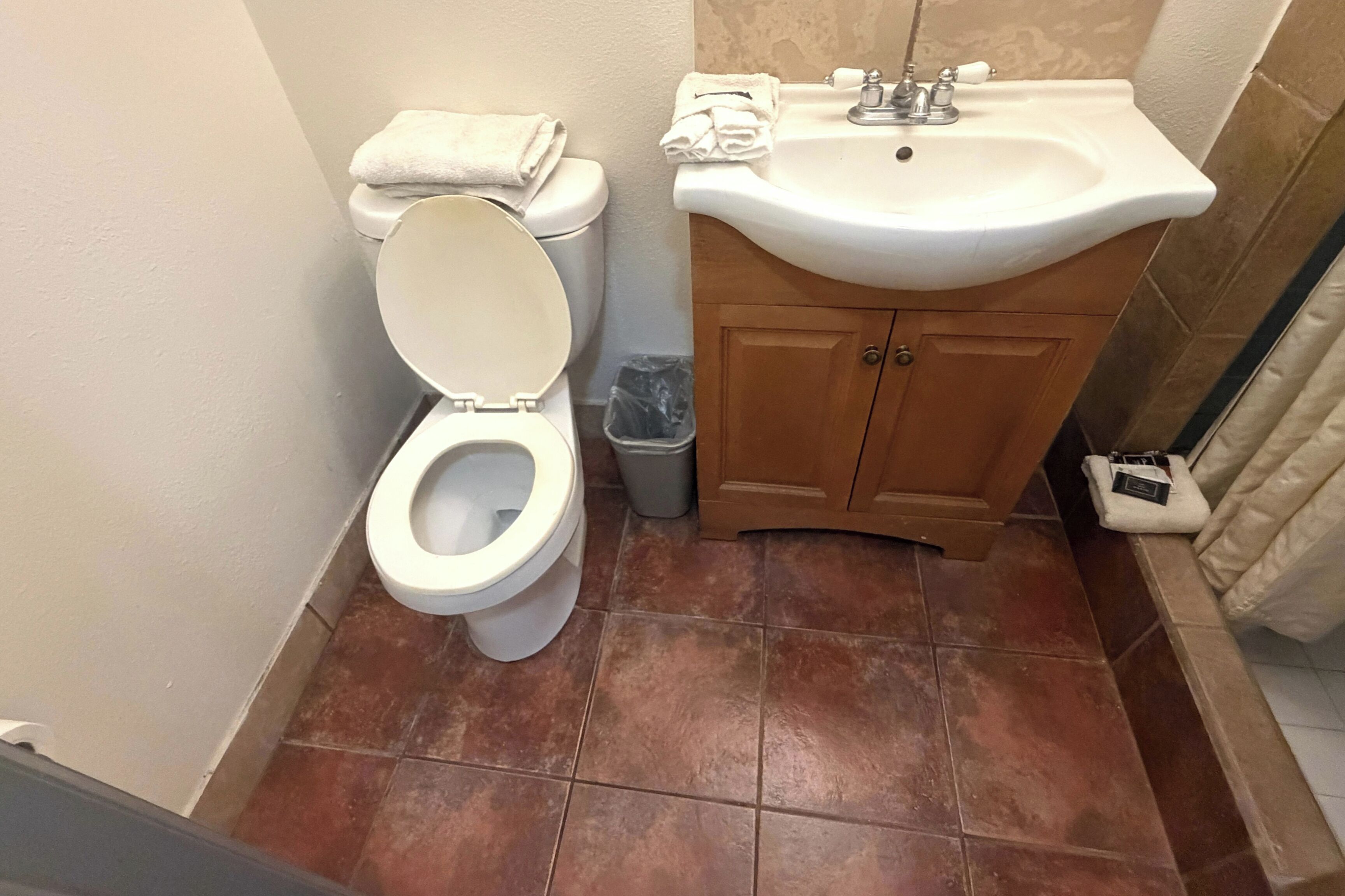 Un baño con inodoro, lavabo y armario.