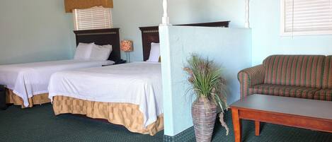 Suite, non-fumeurs (2 King Beds & Sofa Bed) | Bureau, Wi-Fi gratuit, draps fournis