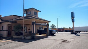 Exterior - Sunset Lodge Elgin Near U.S. 290 By Hotel O (Elgin)