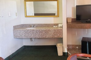 Suite, 1 King Bed | Bathroom | Free toiletries, towels - Sunset Lodge Elgin Near U.S. 290 By Hotel O (Elgin)