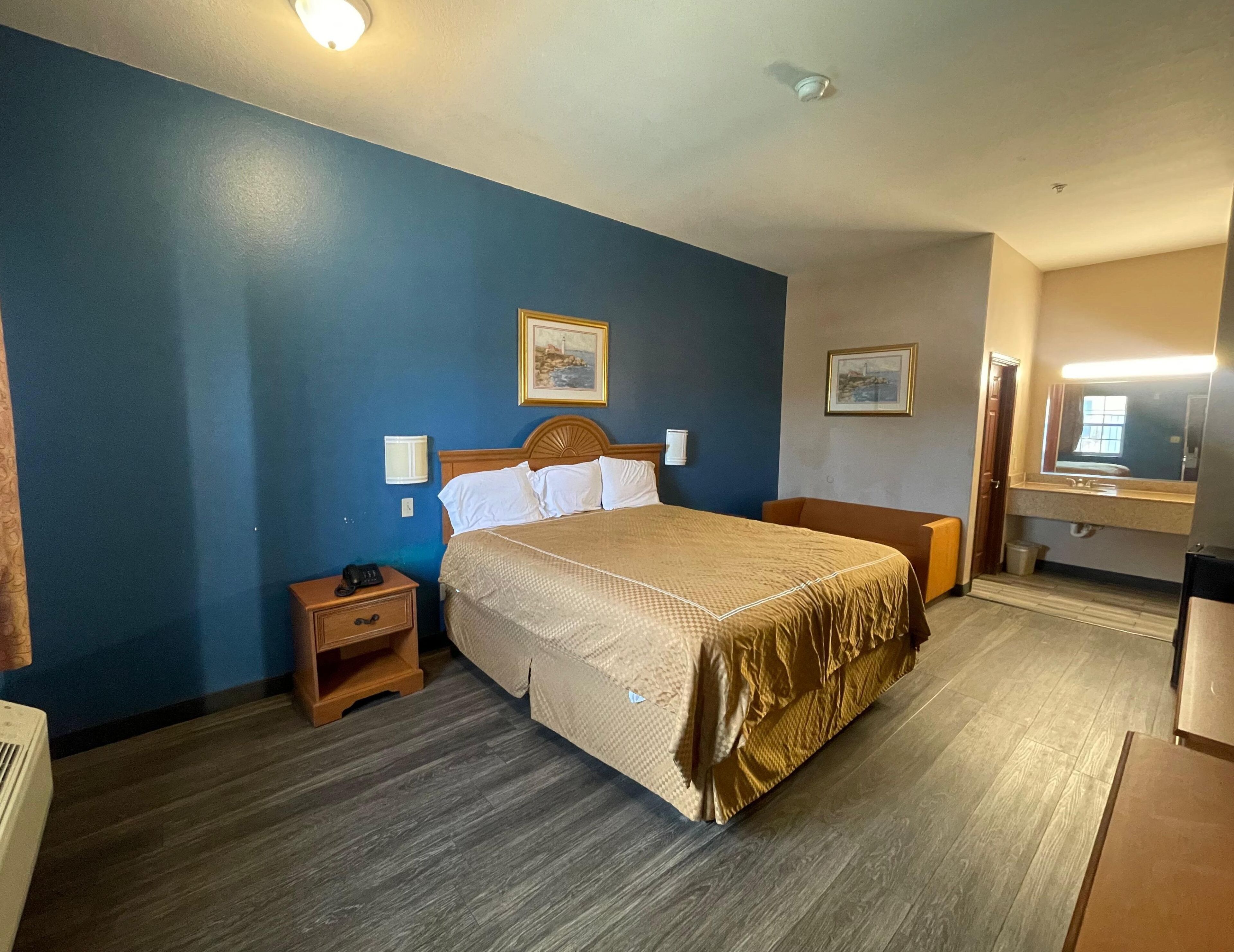Room, 1 King Bed, Non Smoking | Bed sheets