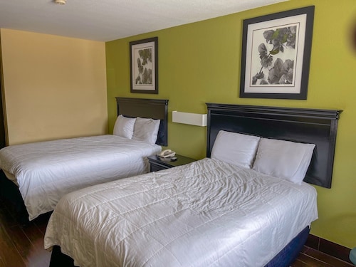 Deluxe Inn & Suites South Padre Island I 37