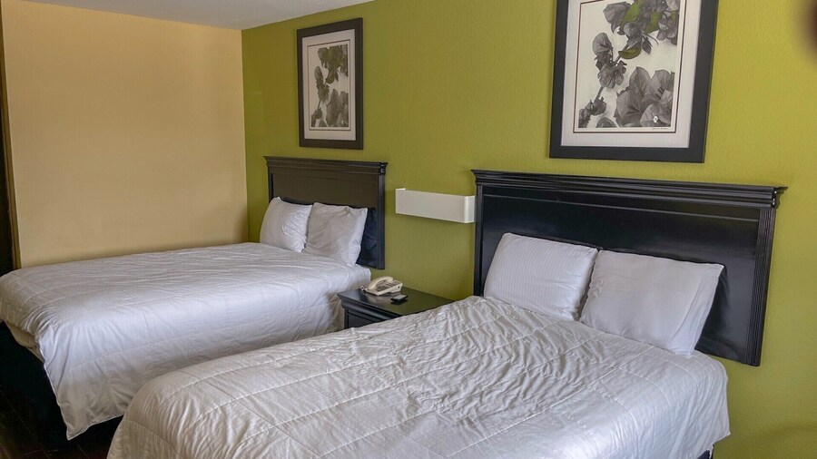 Deluxe Inn & Suites South Padre Island I 37