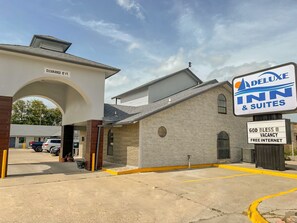 Property entrance - Deluxe Inn & Suites Corpus Christi I 37 (Corpus Christi)