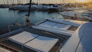 Un puerto deportivo con barcos amarrados.