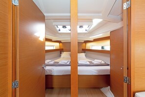 3 bedrooms, in-room safe - Sun-Kissed Sailing Adventure in Islas Sarónicas (Alimos)